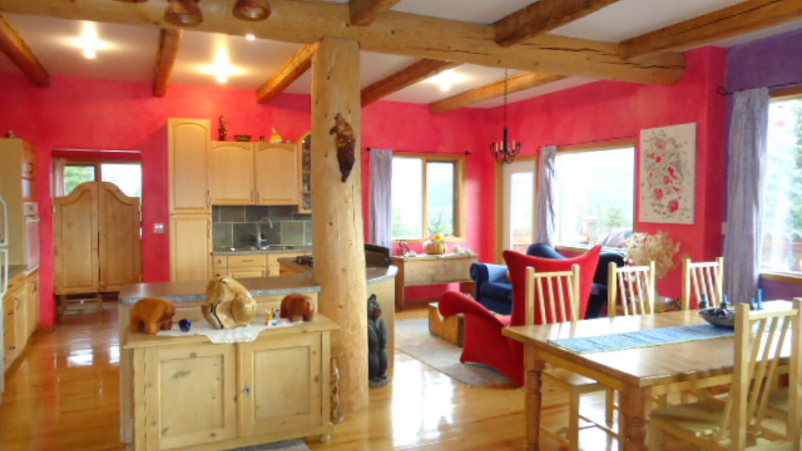 开放式厨房、餐厅和休息区